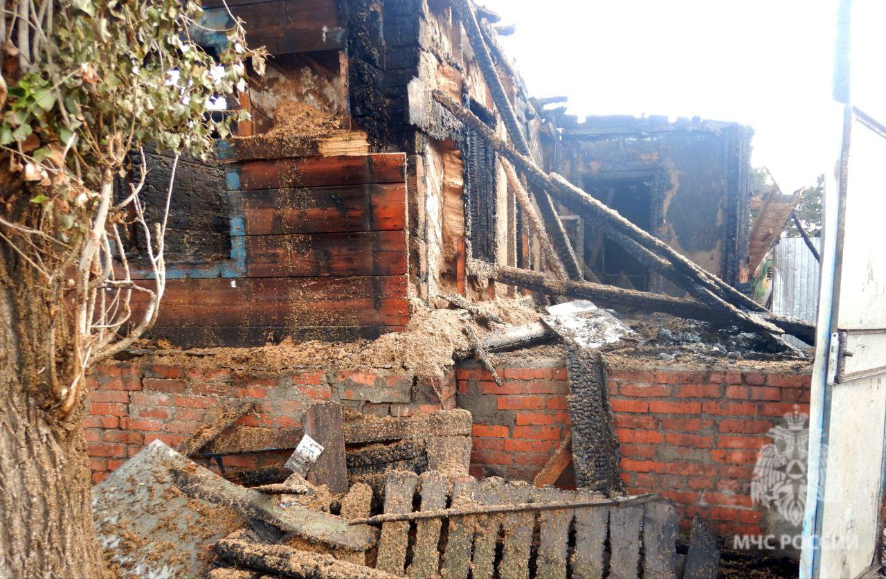 Мужчина погиб на пожаре под Саратовом, его семья успела выбежать из дома