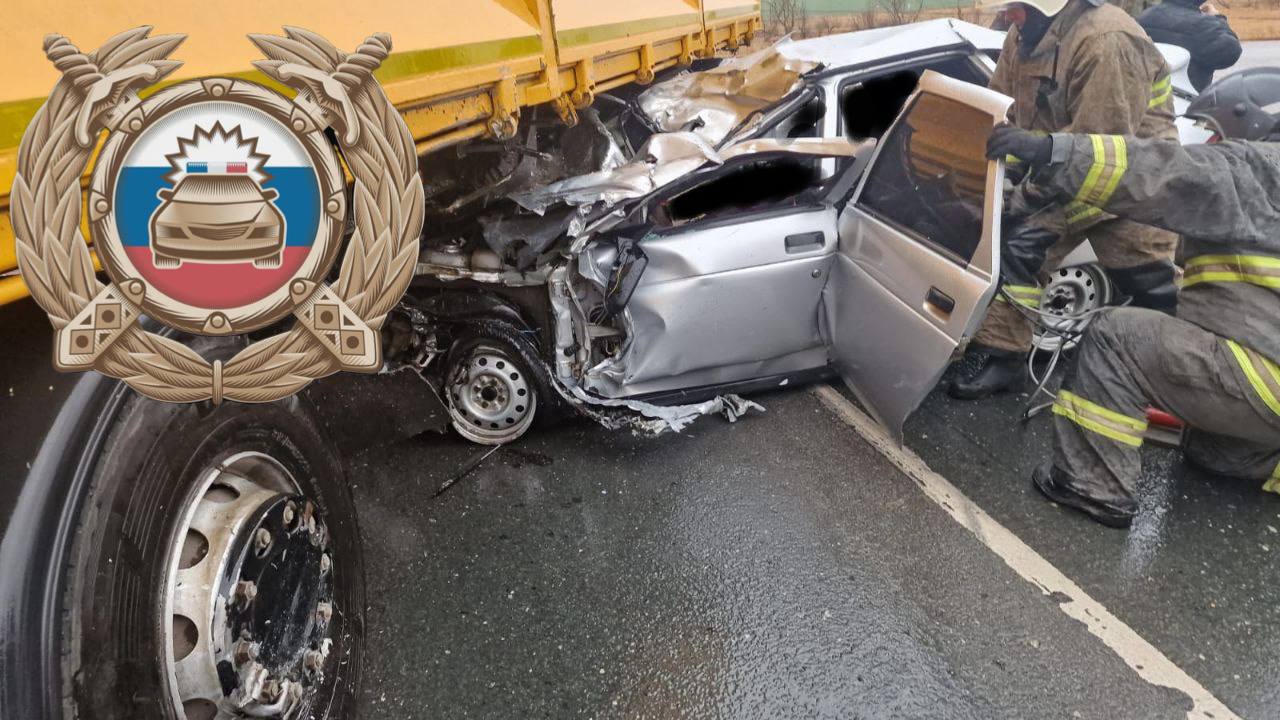 У саратовского села "двенадцатая" въехала под большегруз, погибла девушка