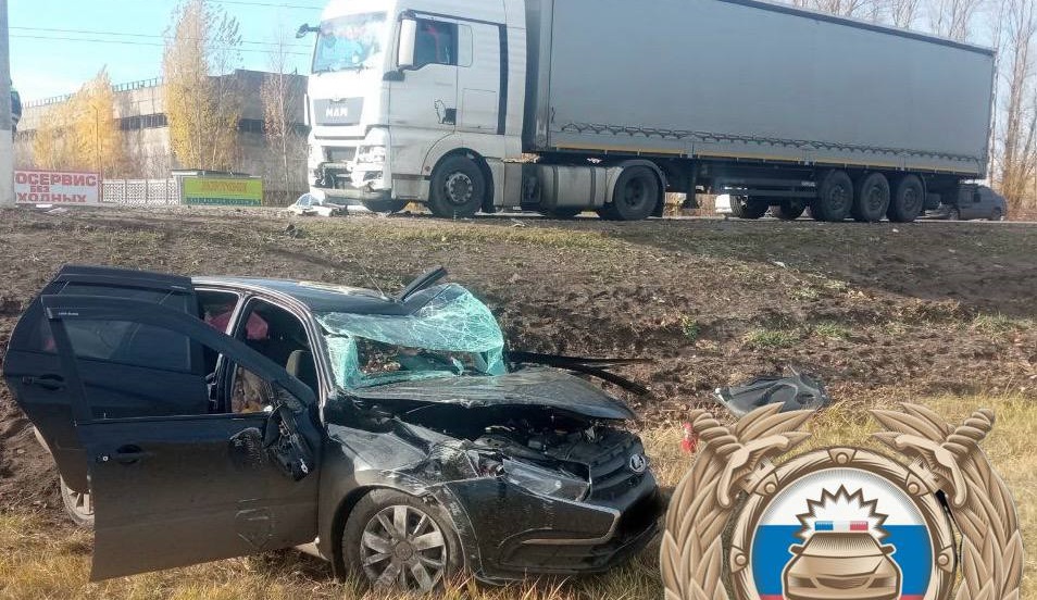 Автоледи на «Гранте» пострадала в ДТП с грузовиком в Балашове Автоледи на «Гранте» пострадала в ДТП с грузовиком в Балашове