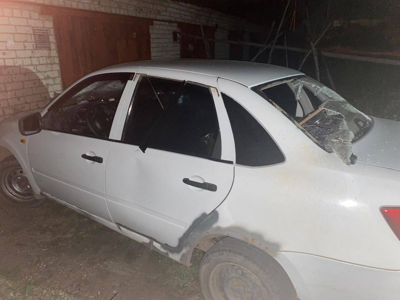 Двое 18-летних саратовцев избили мужчину и изуродовали его машину