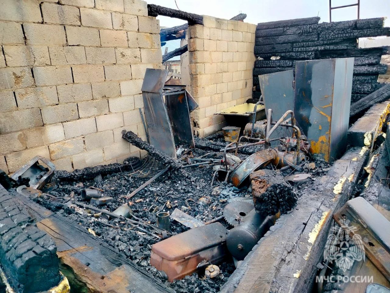 На ночном пожаре под Саратовом погиб сторож