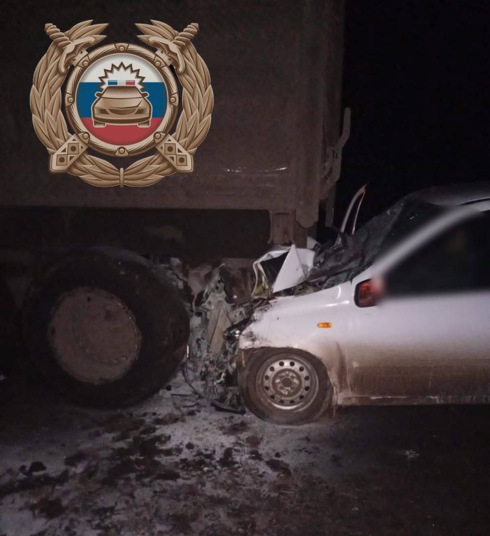 В Саратовской области «Калина» влетела под припаркованный КамАЗ, погибла пассажирка