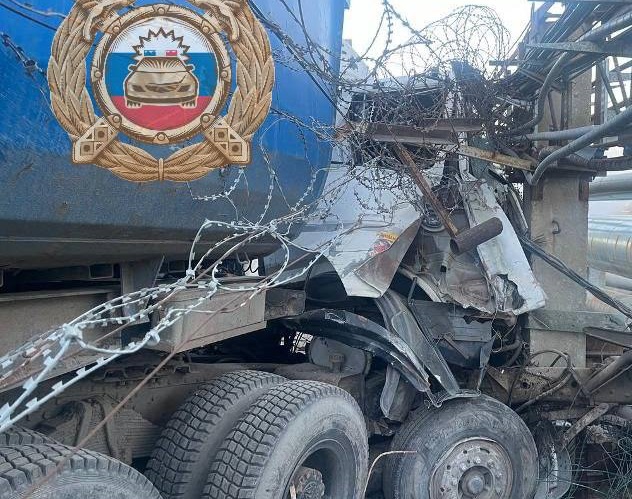 Грузовик влетел в бетонное ограждение в Саратове