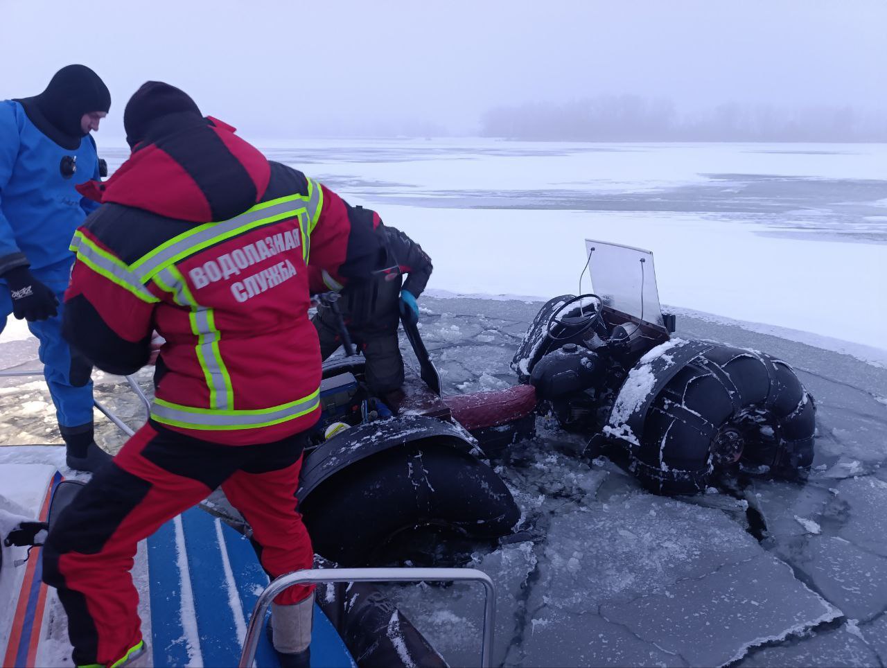 Под Саратовом двое мужчин на каракате провалились под лёд