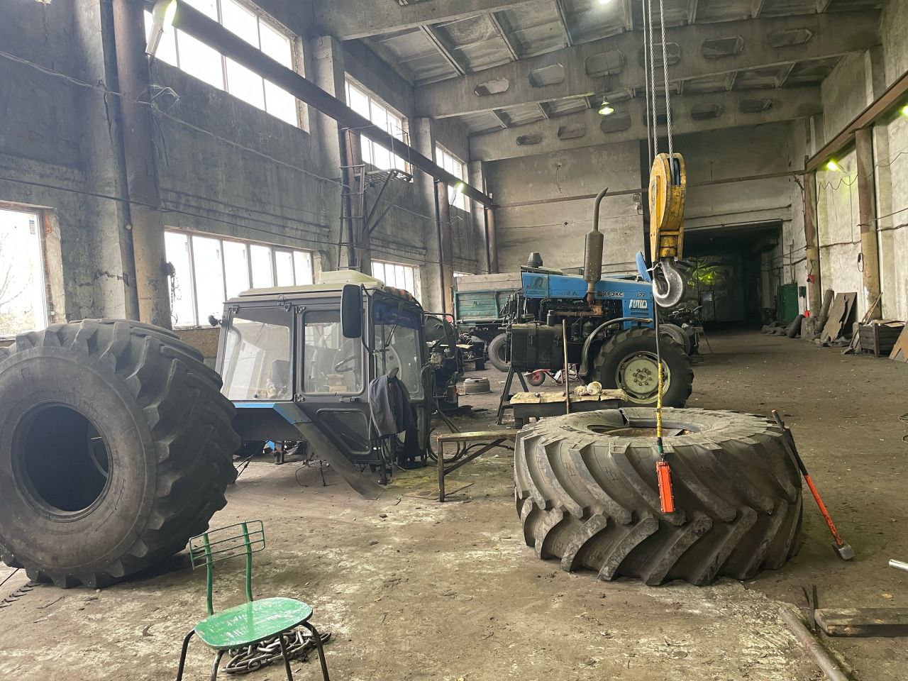 На саратовском сельхозпредприятии рабочий тяжело травмировался после взрыва колеса