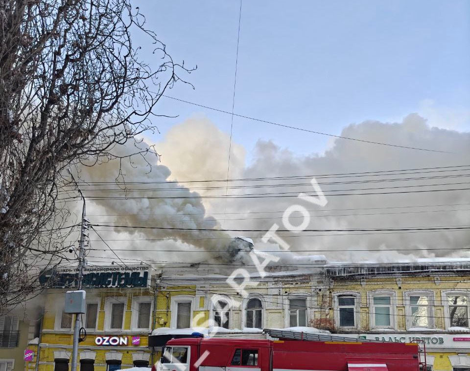 В центре Саратова горит вековое двухэтажное здание В центре Саратова горит вековое двухэтажное здание