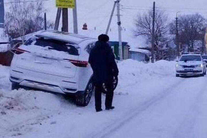 В Аткарске водитель внедорожника сбил женщину с ребёнком В Аткарске водитель внедорожника сбил женщину с ребёнком