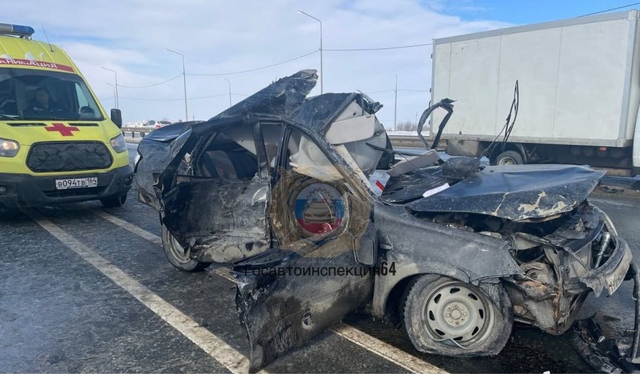 В массовой аварии на окраине Саратова погибла 29-летняя автоледи В массовой аварии на окраине Саратова погибла 29-летняя автоледи