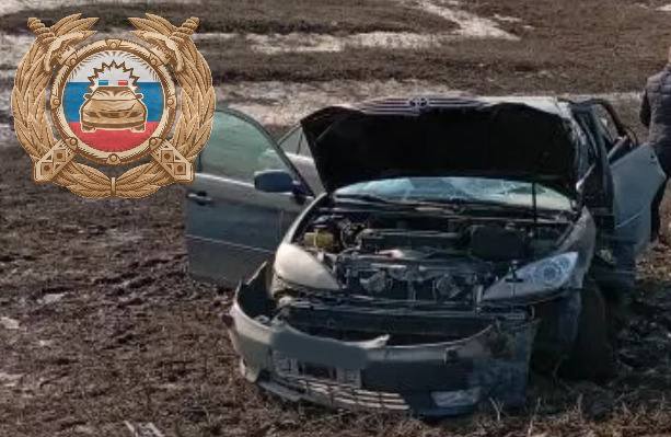 На трассе под Саратовом водитель на «Тойоте» влетел в световую опору