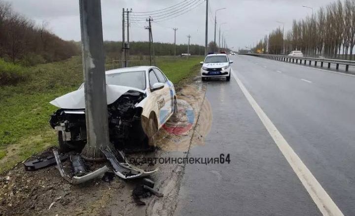 Молодой саратовец на каршеринге влетел в столб на Ново-Астраханском шоссе