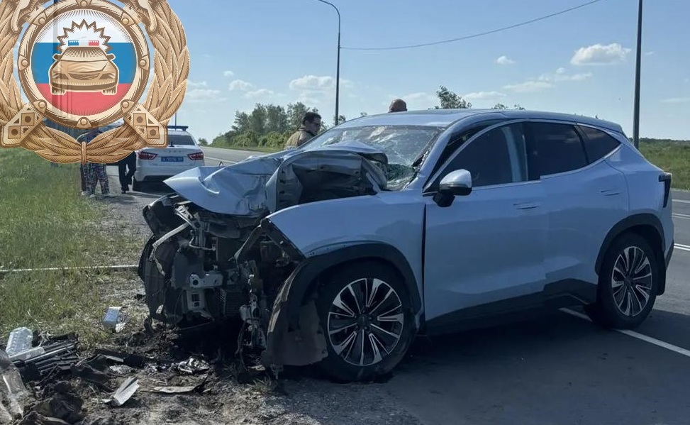 Под Саратовом кроссовер врезался в столб: двое в больнице