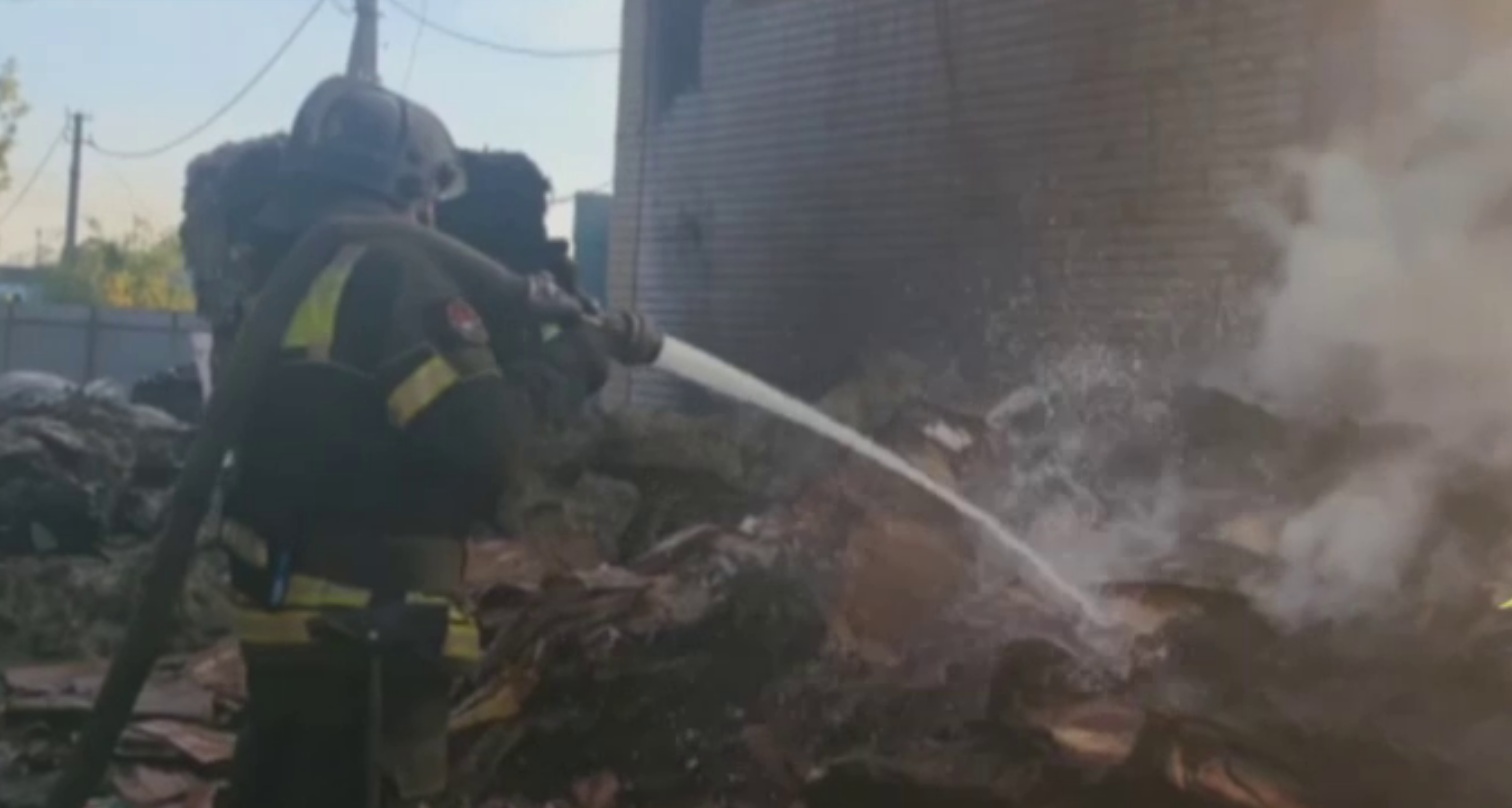 Крупный пожар на базе вторсырья в Саратове стал следствием поджога, задержан подозреваемый