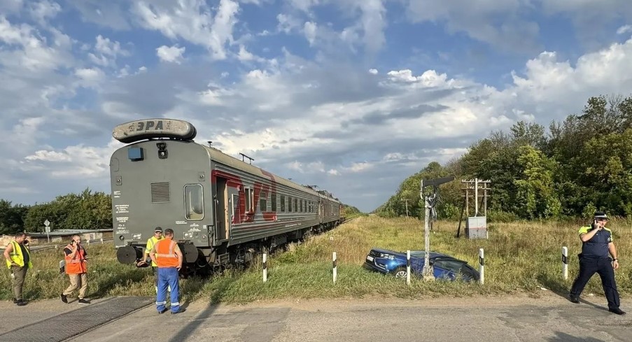 Грузовой поезд столкнулся с легковушкой в Саратовской области