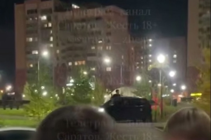 Саратовец без прав катал по парку вылезших в окно легковушки друзей