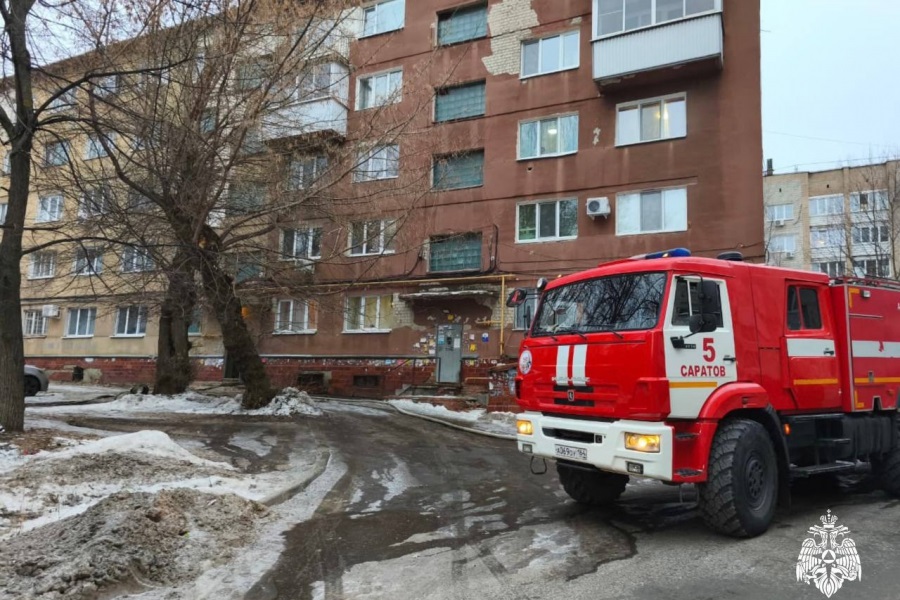 Из горящей пятиэтажки на 2-й Дачной саратовские огнеборцы эвакуировали 20 жильцов