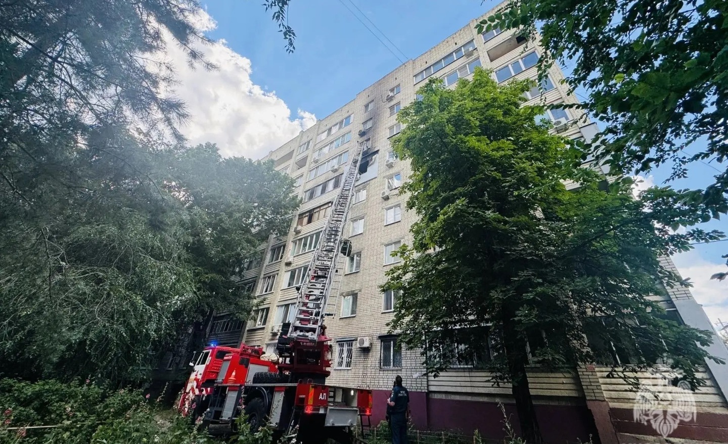 Из горящей девятиэтажки на Верхней эвакуировали 10 взрослых и одного ребёнка Из горящей девятиэтажки на Верхней эвакуировали 10 взрослых и одного ребёнка