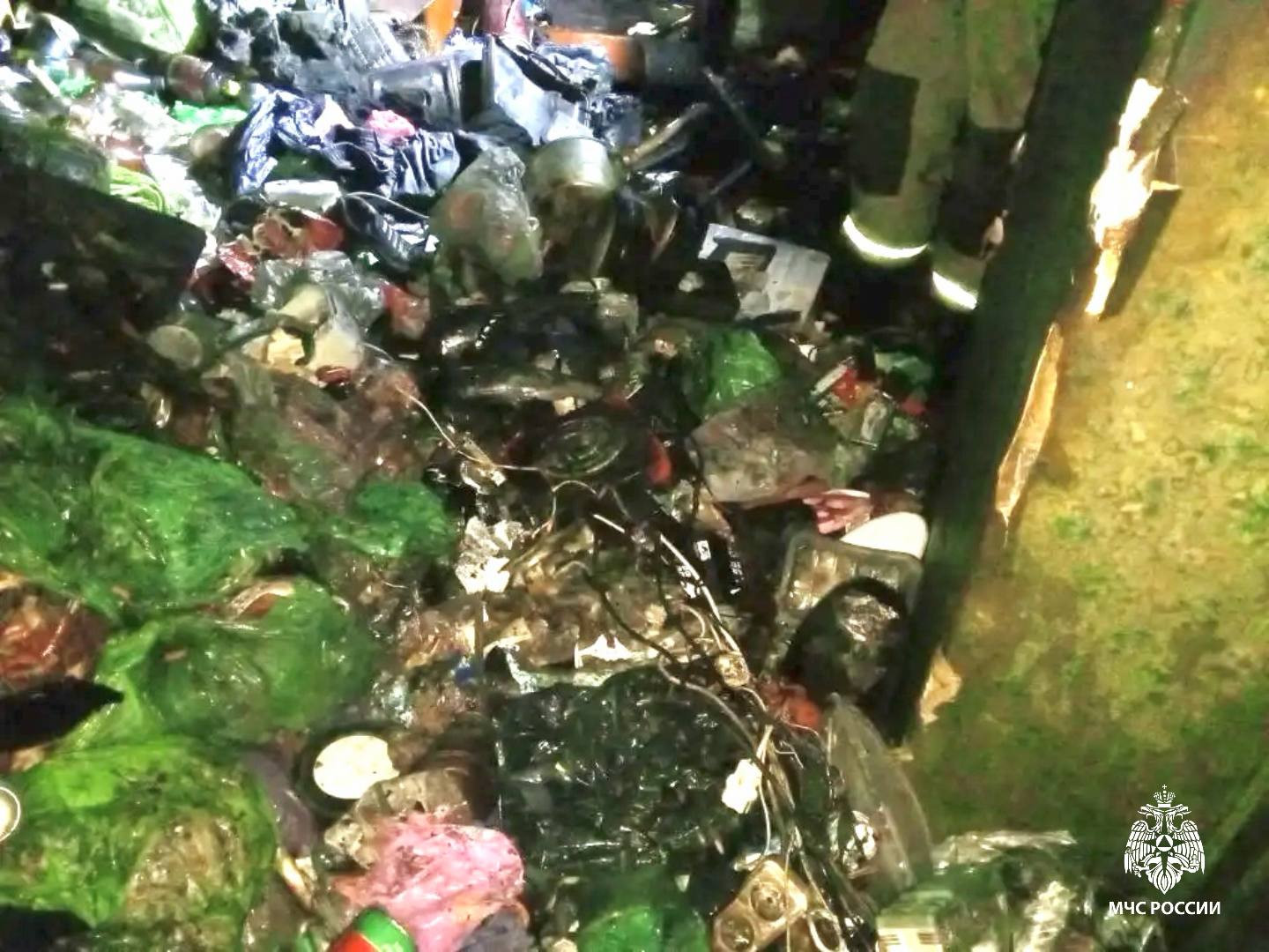 В Аткарске после пожара в заваленной мусором квартире нашли труп