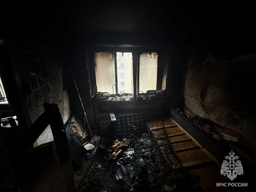 Оставленный на зарядке телефон спалил квартиру саратовской пятиэтажки