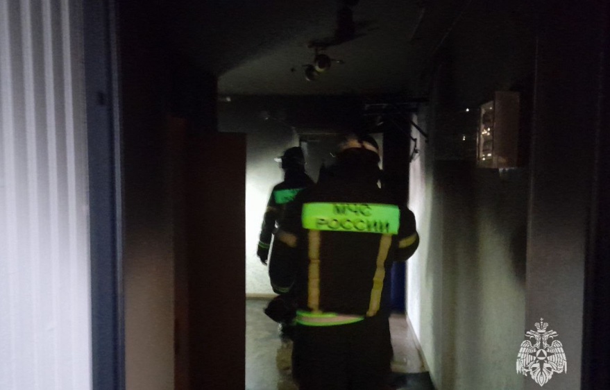 В Энгельсе загорелась пятиэтажка, пять человек спасены