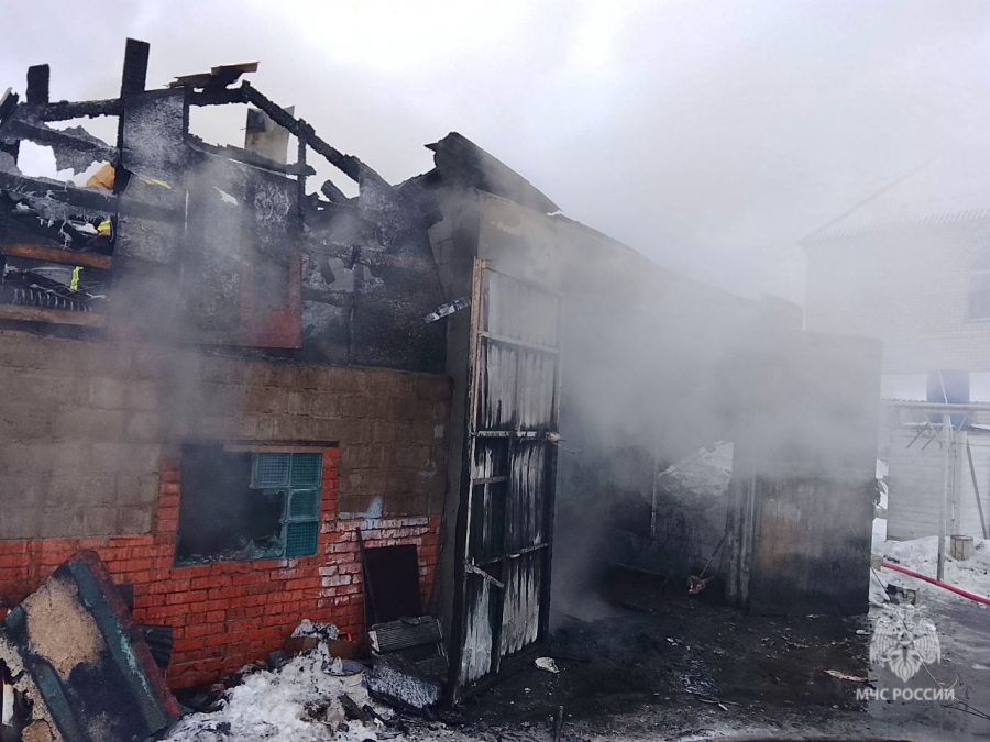 Двое мужчин получили ожоги после крупного пожара под Саратовом Двое мужчин получили ожоги после крупного пожара под Саратовом