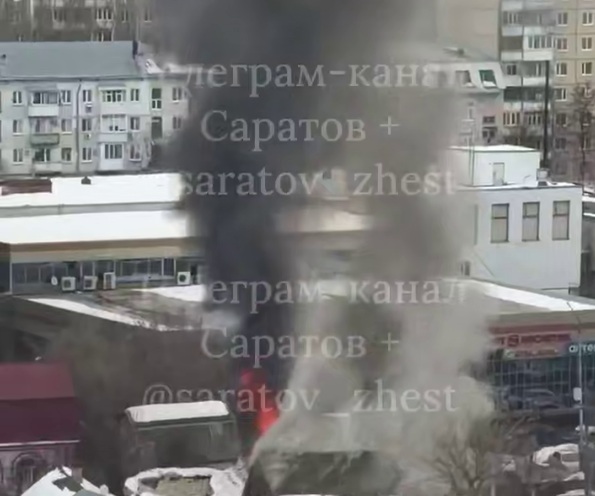 Два частных дома полыхают неподалёку от рынка «Арига» в центре Саратова
