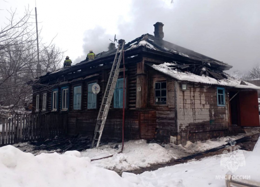 Четырехквартирный дом в Саратовской области остался без крыши после пожара