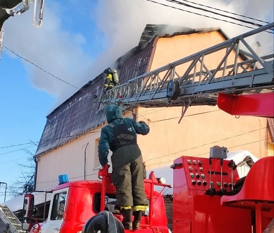 В Затоне полыхает двухэтажный жилой дом