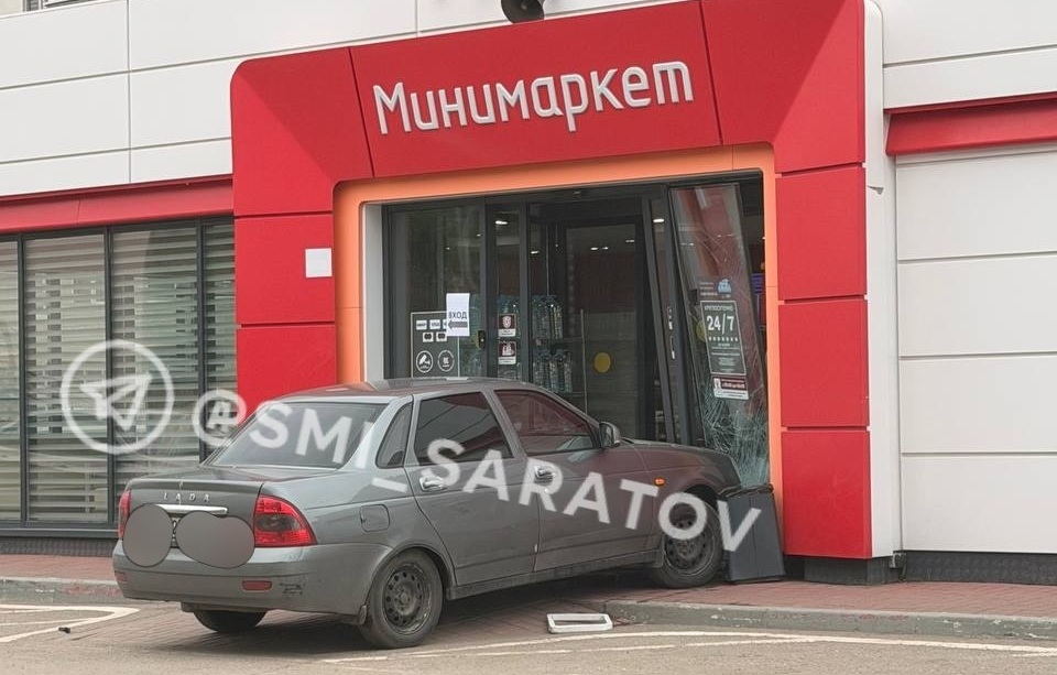 В Солнечном «Приора» снесла двери минимаркета