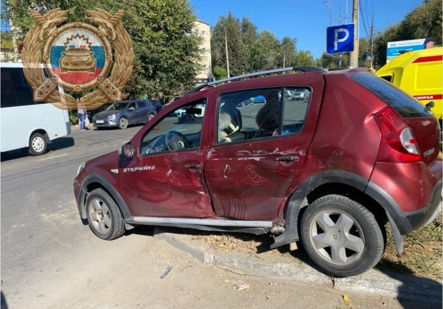 В столкновении с маршруткой пострадал пожилой саратовец на иномарке