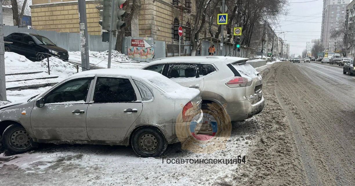 Попавшая в ДТП машина влетела в пожилую саратовчанку на улице Чернышевского