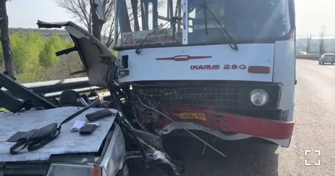 В Саратове в аварии с автобусом погиб пассажир "девятки"