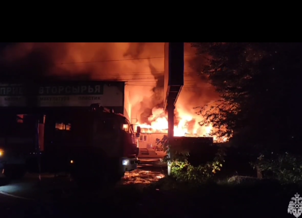 В Саратовской области сгорели пекарня и ангар с зерном