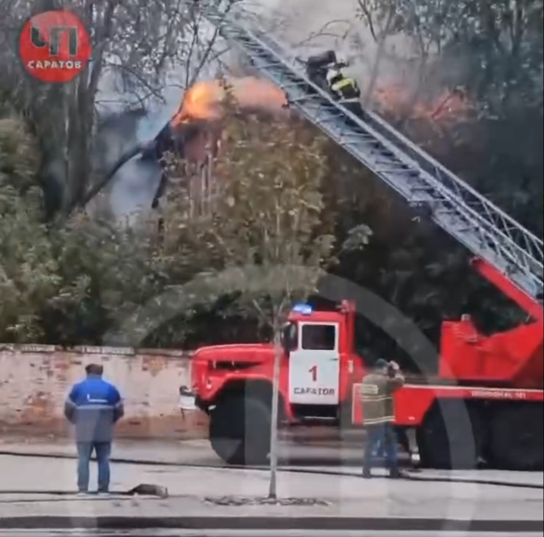 В центре Саратова загорелся расселенный дом