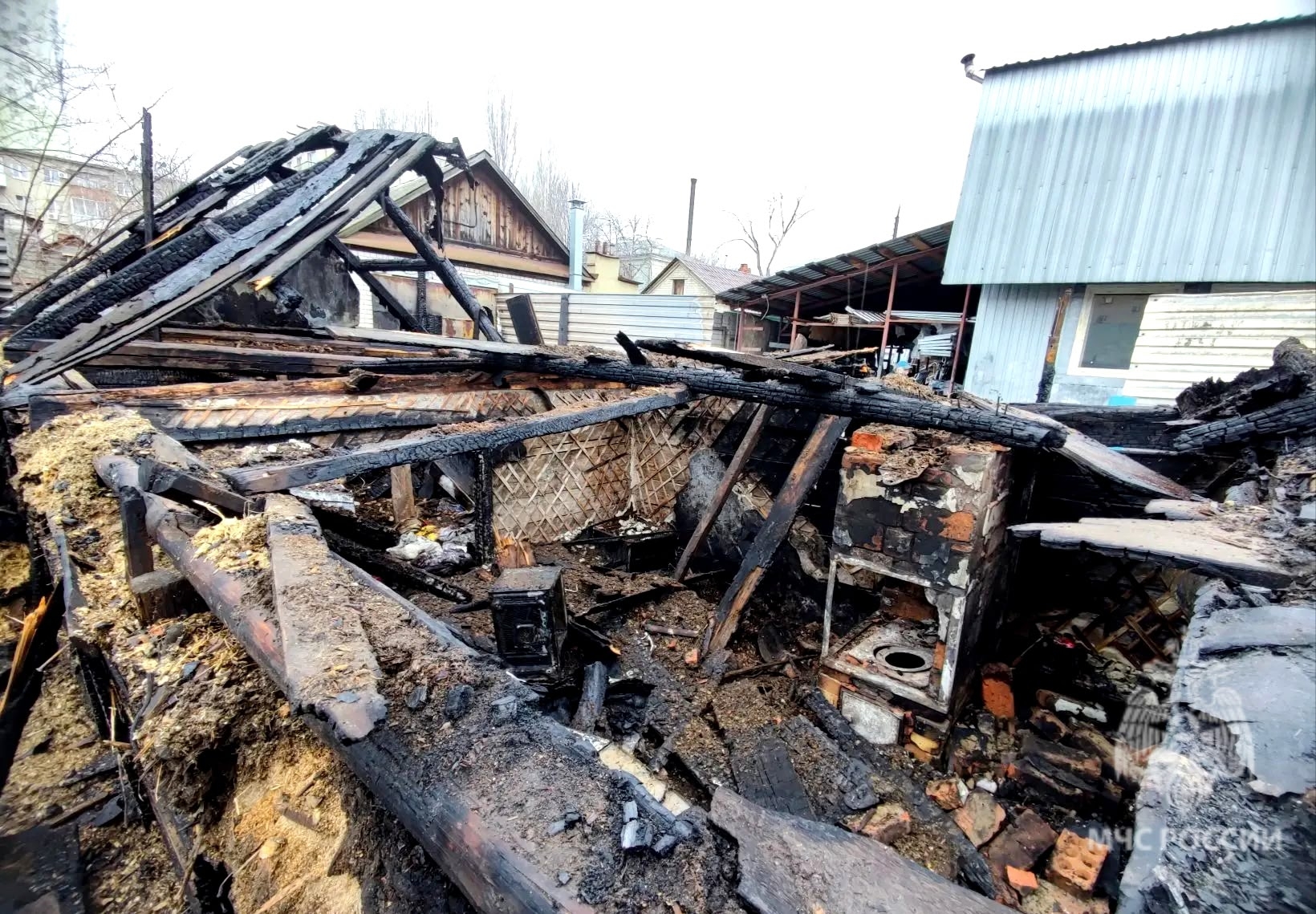 Короткое замыкание уничтожило частный дом в Саратове