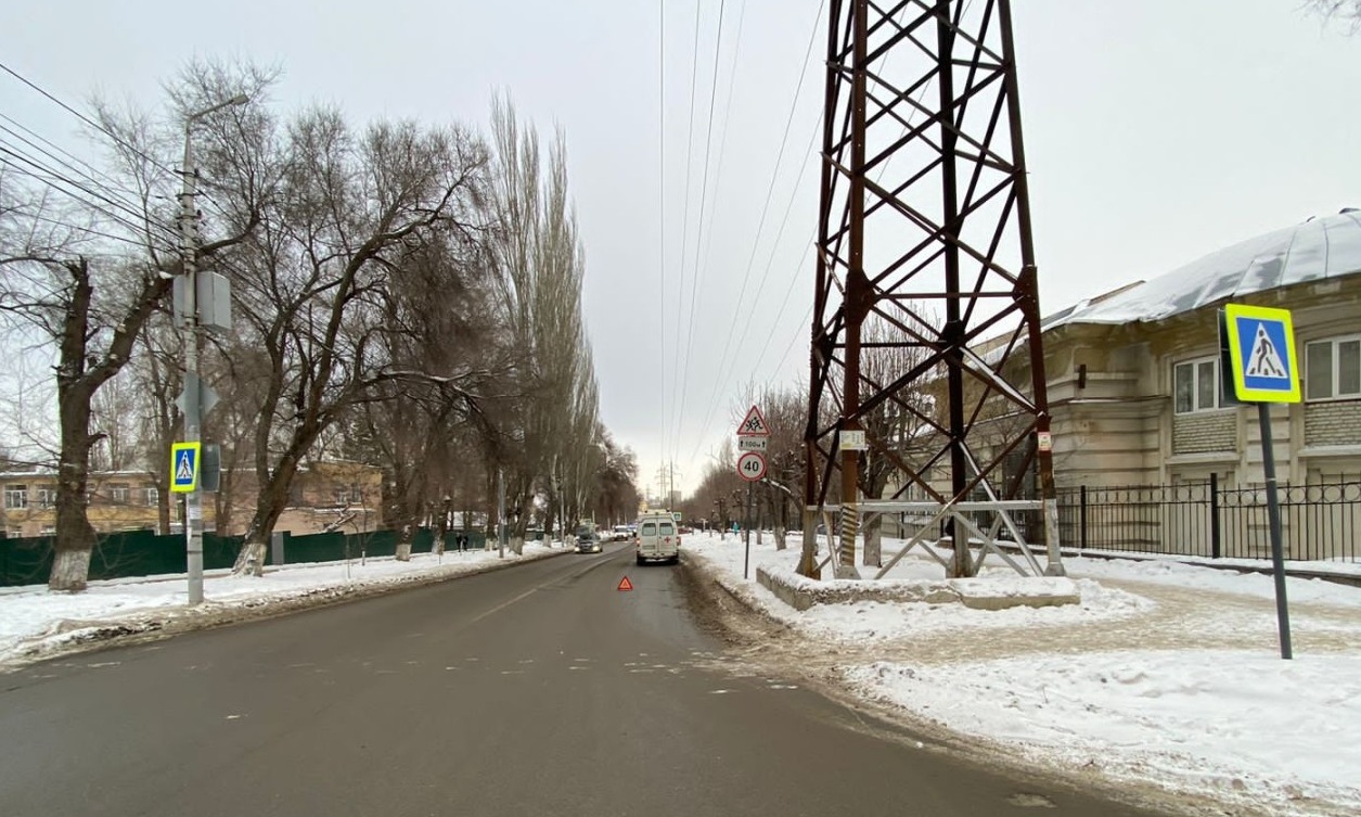 В Саратове водитель скорой помощи сбил женщину, разыскиваются очевидцы ДТП