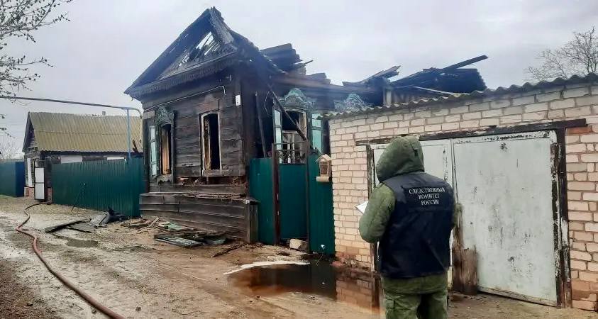 На утреннем пожаре под Саратовом погибла 85-летняя пенсионерка