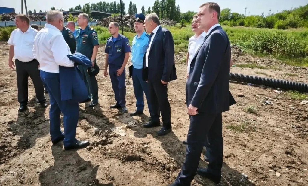 Совещание на горящей свалке