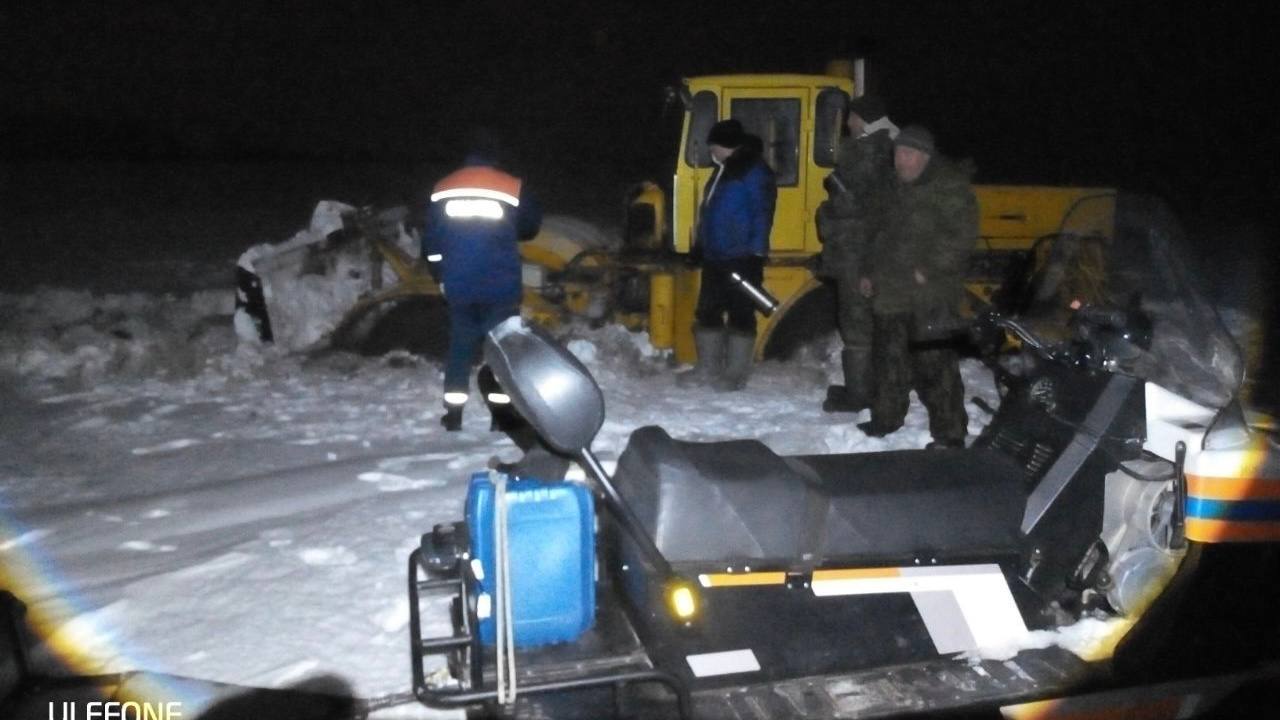 Трое саратовцев на тракторе застряли ночью в заснеженном поле