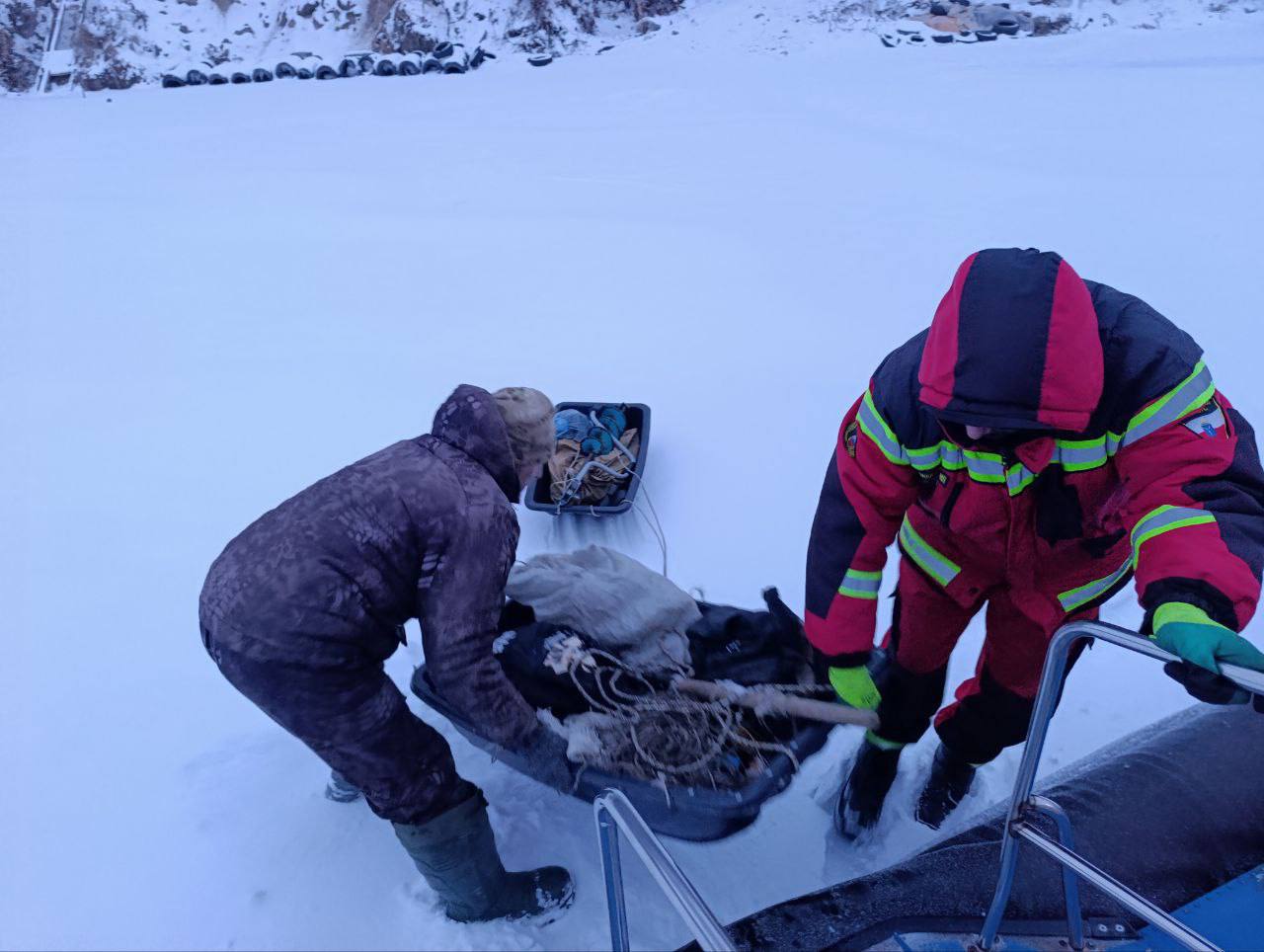 В Саратовской области спасли двух рыбаков на оторвавшейся льдине