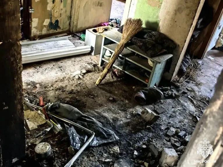 Трое саратовцев оказались замурованы в горящей квартире