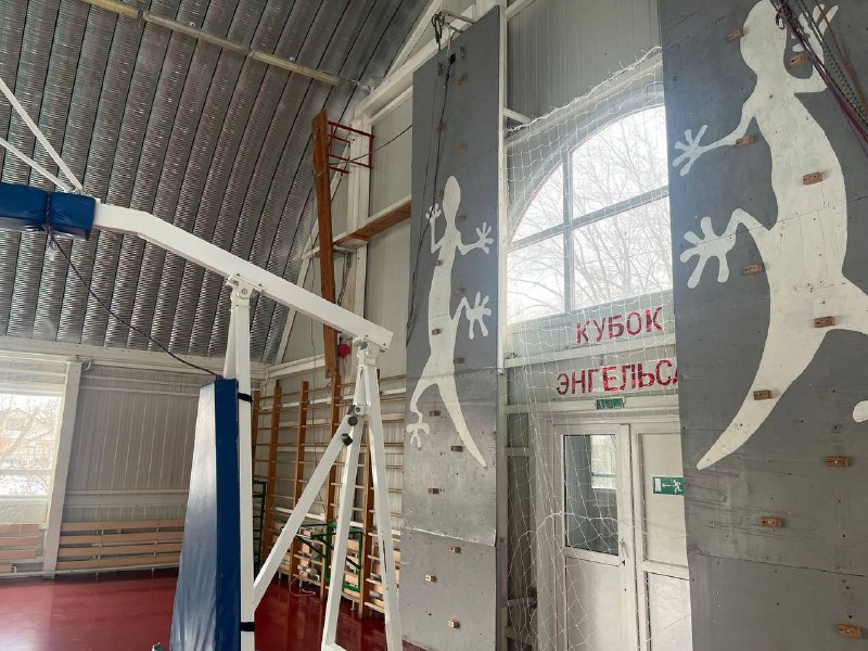 В Энгельсе 12-летний подросток разбился на тренировке, упав с самодельного тренажера