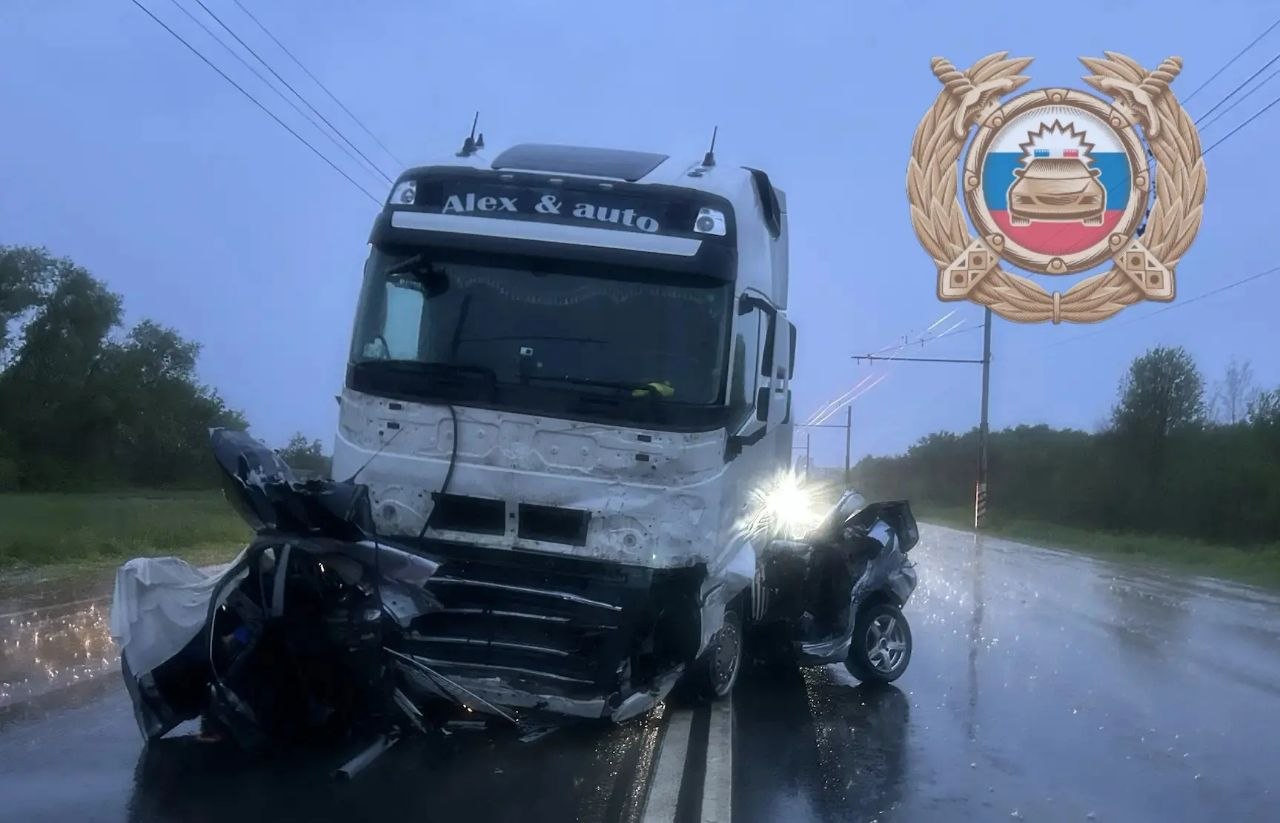 Фура раздавила иномарку на саратовской трассе: водитель погиб