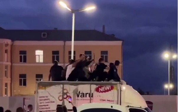 Толпа подростков каталась на крыше «Газели» и прыгала по машинам в Саратове