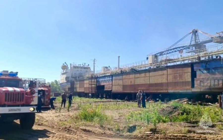 Танкер загорелся на судоремонтном заводе в Балакове