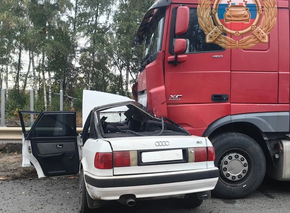 Водитель Audi пострадал в ДТП с двумя фурами на саратовской трассе
