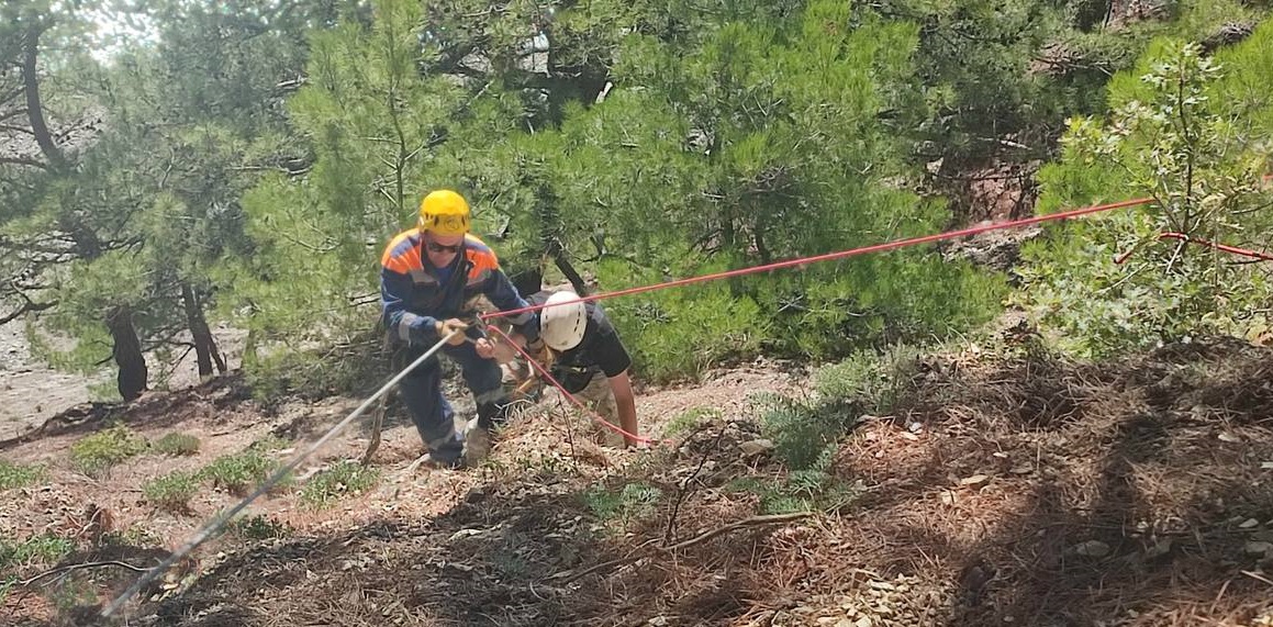 В Геленджике саратовский турист забрался на скалу и повис на 60-метровой высоте
