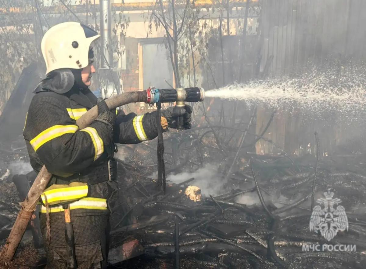 У Вавиловского университета тушат заброшенное здание и мусор
