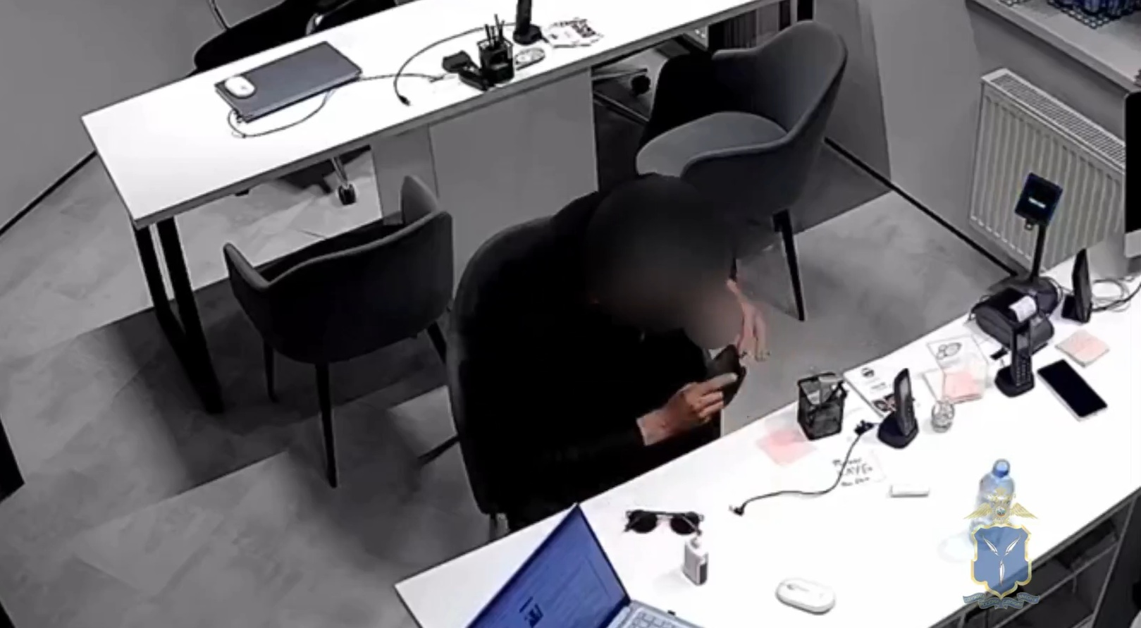 У работницы саратовского фитнес-центра украли наушники за 40 тысяч рублей