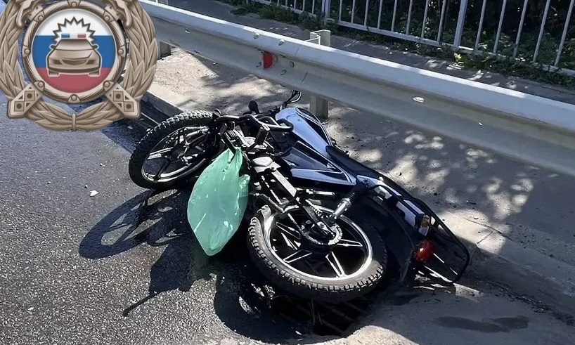 В Аткарске парень на мопеде влетел в отбойник