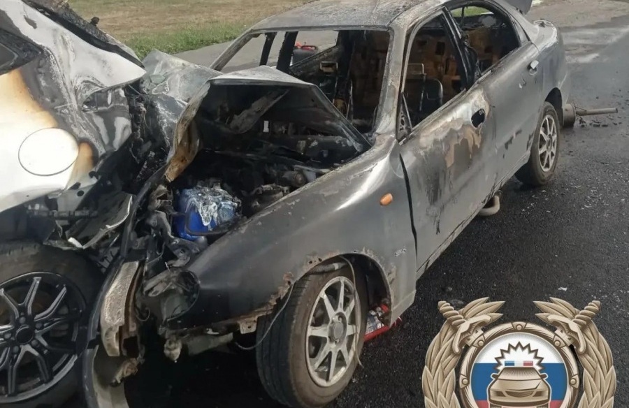 В Балакове иномарка сгорела после столкновения со стоявшим авто: есть пострадавшие